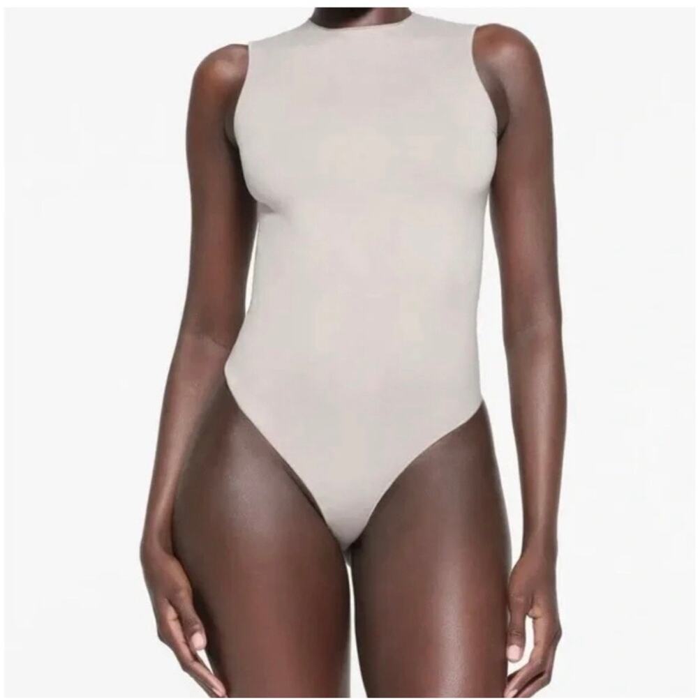 SKIMS Essential Crew Neck T-Shirt Thong Bodysuit stone size Small/medium